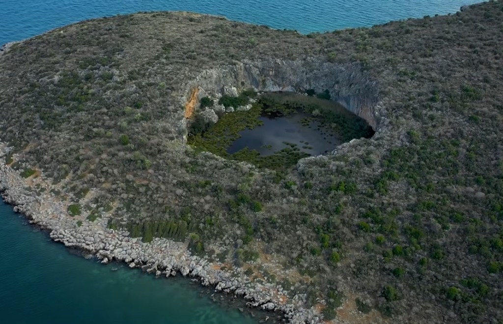 Η άγνωστη βυθισμένη γέφυρα της Ελλάδας και ο κρατήρας με τα νούφαρα