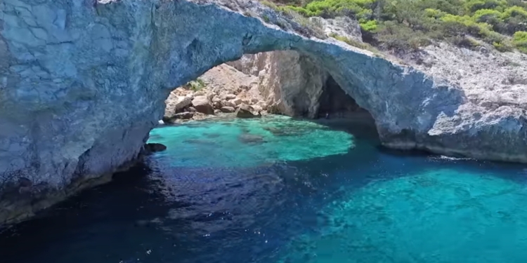 Η κρυφή παραλία στη θαλάσσια σπηλιά δίπλα στην Αθήνα