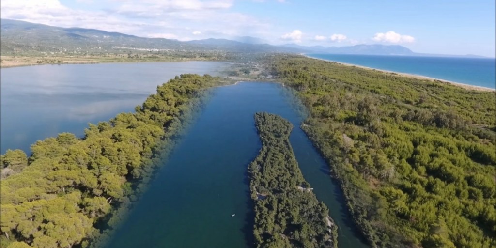 Η πανέμορφη ελληνική λίμνη που μοιάζει να ενώνεται με τη θάλασσα