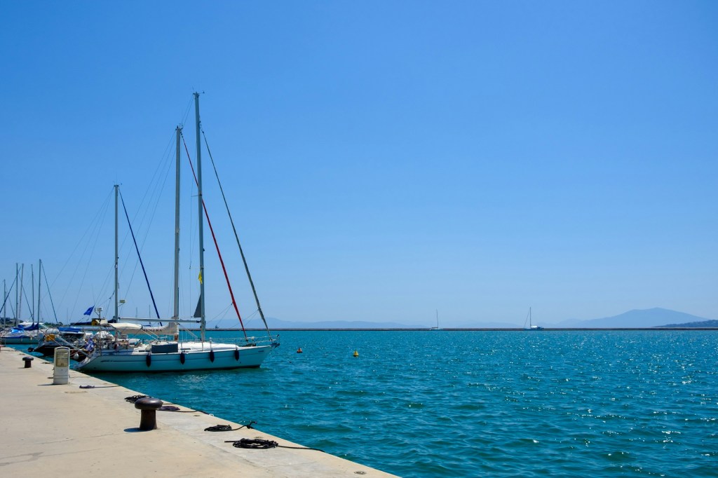 Τσίπουρο Βόλου: Τι Είναι, Πώς Παράγεται & Γιατί Συνοδεύεται Πάντα με Μεζέ