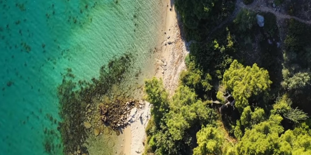 Αυτή είναι η παραλία δίπλα στην Αθήνα που είχε ερωτευτεί η Βουγιουκλάκη