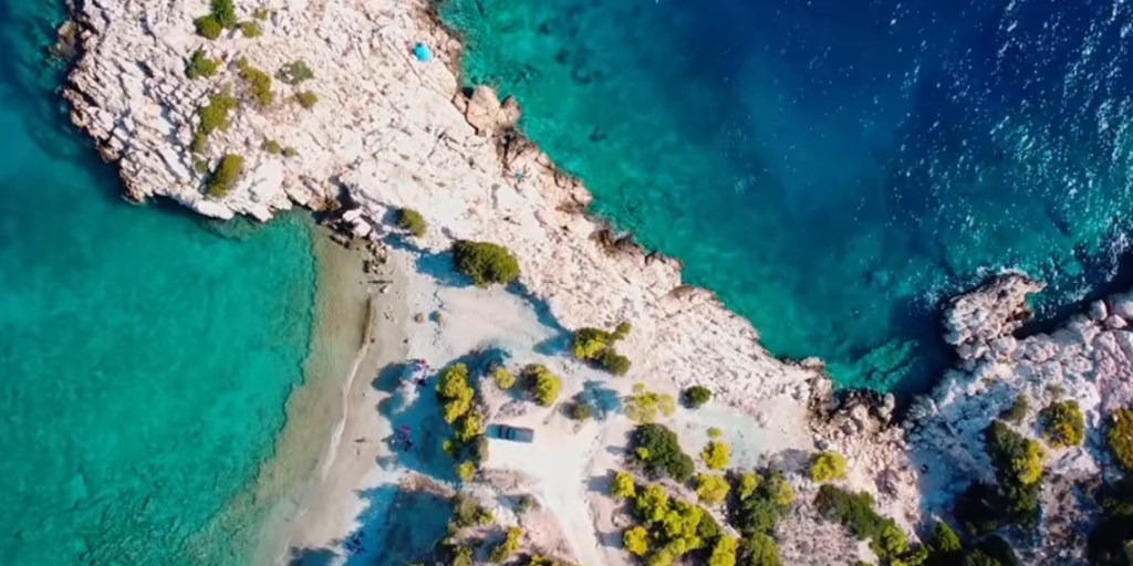 Ελληνικές παραλίες: Η εξωτική τοποθεσία στο «παρεξηγημένο» νησί δίπλα στην Αθήνα
