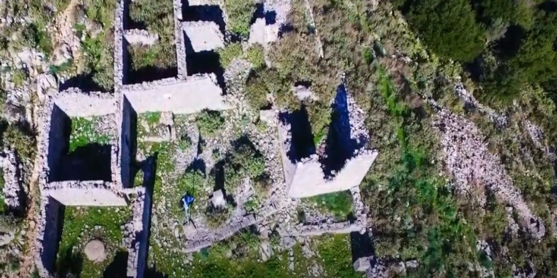 Ένας υπέροχος μικρός Μυστράς στο έρημο χωριό Αμβρακιά