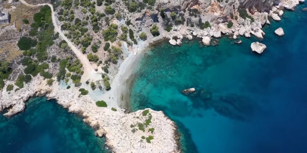 Κόγχη: Η γαλαζοπράσινη παραλία της Αττικής στον Αργοσαρωνικό