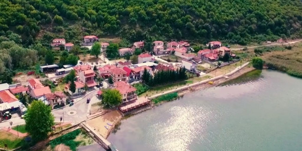 Μικρολίμνη : Ένα μέρος όνειρο με μοναδική θέα